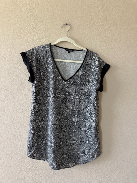 Express Tops - Express Black & White Paisley V-Neck Tee with Contrast Trim